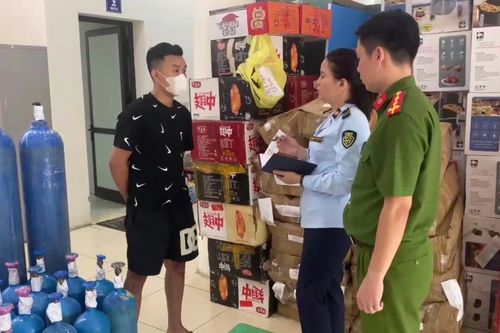 Bất ngờ đột kích kho chứa bình 'khí cười' chuyên cung cấp cho khách chơi tại nhà