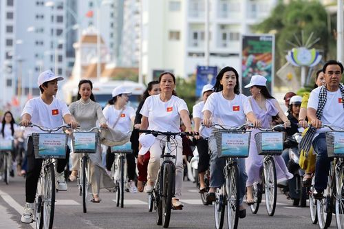 Nhiều nghệ sĩ nổi tiếng tham dự sự kiện 'Hừng Đông rực rỡ' tại Nha Trang