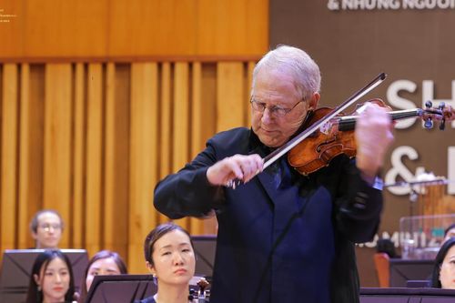 Huyền thoại Shlomo Mintz đốn tim khán giả khi biểu diễn cùng cây đàn 300 tuổi