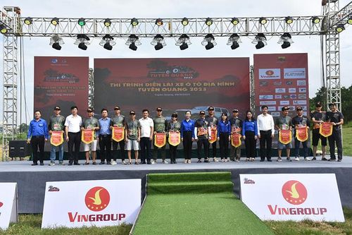 Hấp dẫn giải trình diễn lái xe ô-tô địa hình tại Tuyên Quang