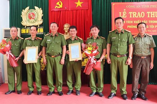 Trao thưởng 2 tập thể có thành tích xuất sắc trong phòng chống tội phạm