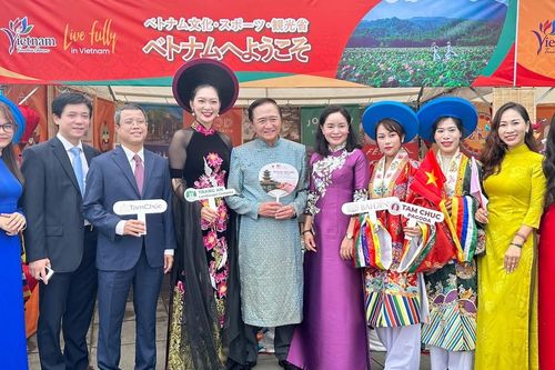 Người dân Nhật Bản thích thú với nghệ thuật rối nước và tranh Đông Hồ