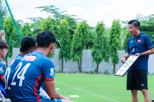 12 cầu thủ cùng HLV Hoàng Anh Tuấn 'luyện công' chuẩn bị ASIAD 19