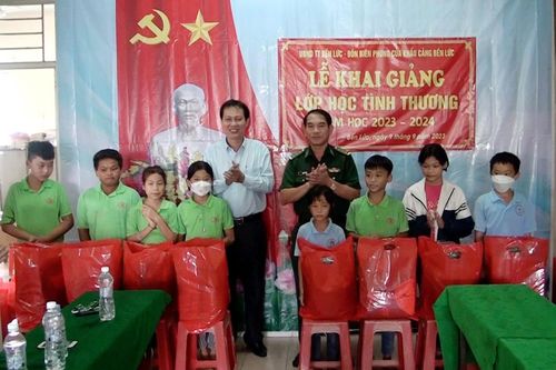 Đồn Biên phòng cửa khẩu cảng Bến Lức tổ chức khai giảng lớp học tình thương, năm học 2023-2024