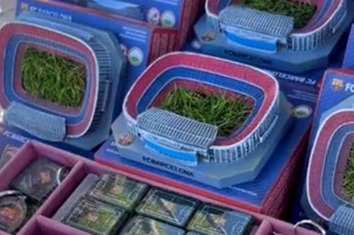 101 cách kiếm tiền của Barcelona: Cắt cỏ sân Camp Nou để bán