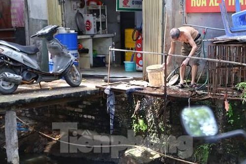 Dân Thủ đô sống khổ bên dòng sông chết