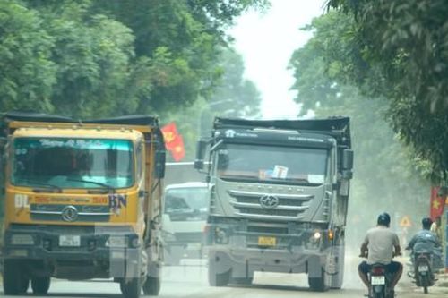 Xe tải chở vật liệu nối đuôi chạy rần rần, người dân kêu trời vì bụi