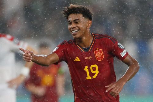 Tây Ban Nha hủy diệt đối thủ trong ngày sao trẻ Barca đi vào lịch sử