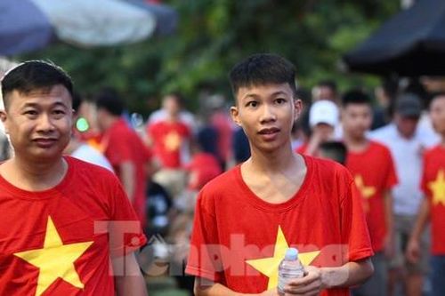 Sau cơn mưa, người hâm mộ Phú Thọ quyết nhuộm đỏ sân Việt Trì, cổ vũ U23 Việt Nam
