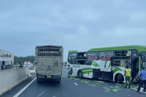Xe khách tông dải phân cách cao tốc Phan Thiết - Dầu Giây, 1 người chết