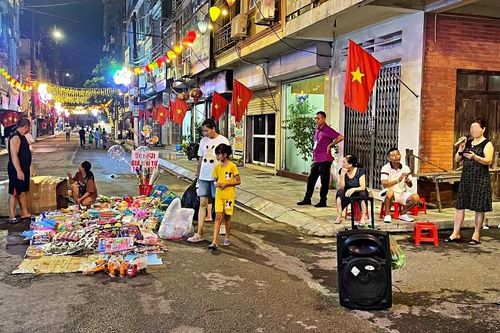 Phố đi bộ ở Hạ Long ế khách khó tin, chủ quán rủ nhau ra đường 'thi' hát karaoke