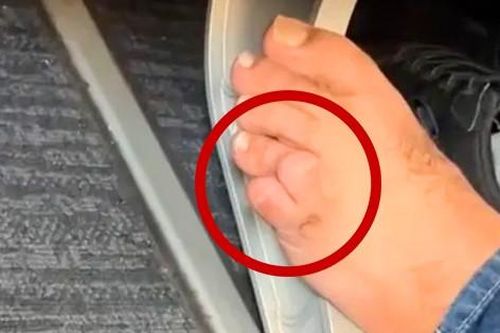 Hành khách để chân trần trên máy bay gây phẫn nộ