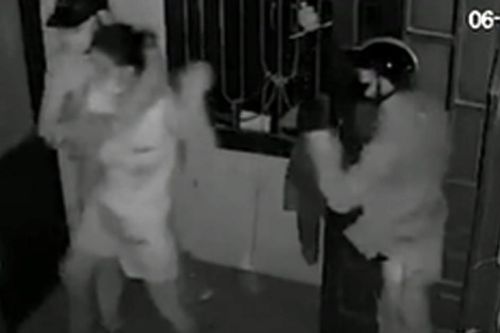 Vờ hỏi mua gà, dùng dao uy hiếp bắt chủ nhà chuyển khoản