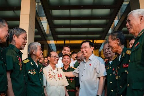 Những hình ảnh Chủ tịch Quốc hội gặp mặt đại biểu tiêu biểu Hội Chiến sĩ cách mạng bị địch bắt, tù đày tỉnh Nghệ An