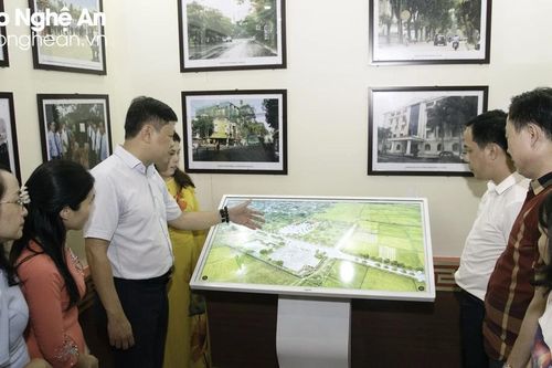 Trao tặng hệ thống thiết bị và công nghệ tương tác trong trưng bày tại Khu lưu niệm Tổng Bí thư Lê Hồng Phong