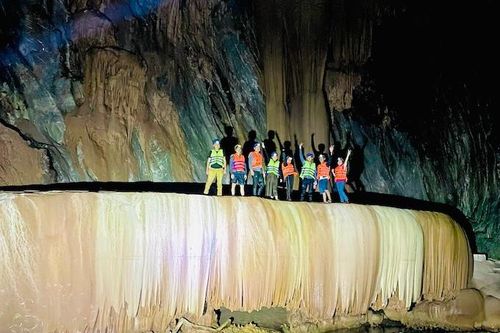 Phát hiện hang động đẹp kỳ ảo, thạch nhũ như lụa trắng, rèm buông