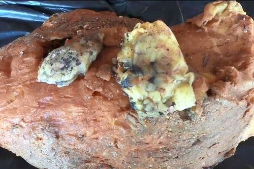 Nhặt được miếng xốp lạ về vứt góc vườn, ai ngờ là kho báu 12 tỷ đồng