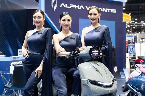 Dàn 'thiên thần' xinh đẹp bên xe tay ga