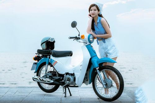 Chiêm ngưỡng các hot girl bên xe số 'nhái' Honda Super Cub