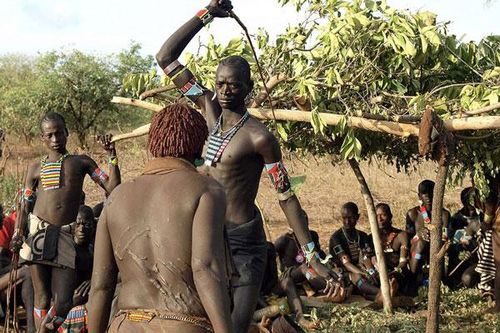 Nghi lễ tàn bạo chứng minh 'tình yêu' của phụ nữ Ethiopia với người đàn ông trong gia đình