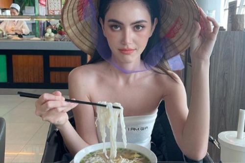 'Ma nữ' Thái Lan đội nón lá ăn phở ở sân bay Tân Sơn Nhất khiến fan thích thú