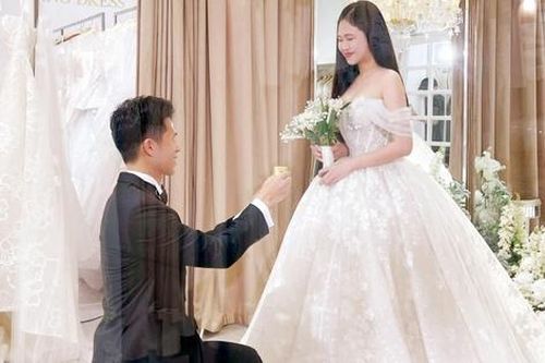 Trung vệ điển trai nhất tuyển Việt Nam hồi hộp trước giây phút cầu hôn bạn gái 9 năm