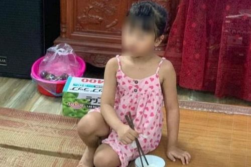 Hà Nội: Bé gái bị bỏ rơi kèm tờ giấy có nội dung 'chúng tôi vì hoàn cảnh, không thể nuôi...'