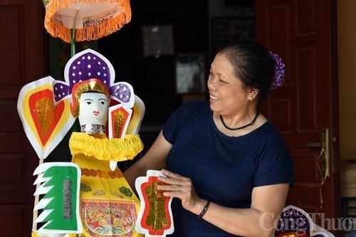 Nghệ nhân Nguyễn Thị Tuyến 'thắp sáng' đồ chơi Trung thu