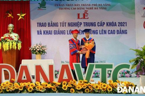 Hơn 250 học sinh Trường Cao đẳng nghề liên thông lên hệ cao đẳng