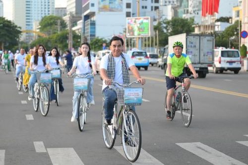 Gần 300 người tham gia chương trình 'Hừng đông rực rỡ' - Đạp xe vì Nha Trang xanh sạch đẹp
