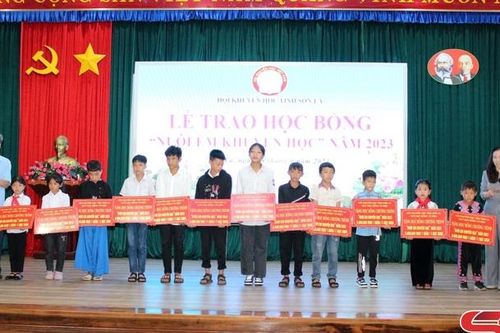 Trao học bổng 'Nuôi em khuyến học' năm 2023