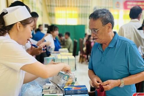 Khám, cấp phát thuốc miễn phí cho 245 người cao tuổi