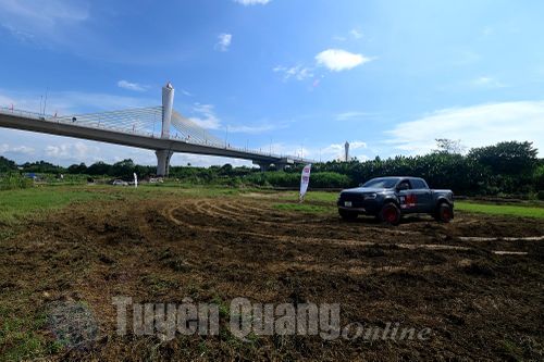 Những hình ảnh ấn tượng trình diễn lái xe ô tô địa hình