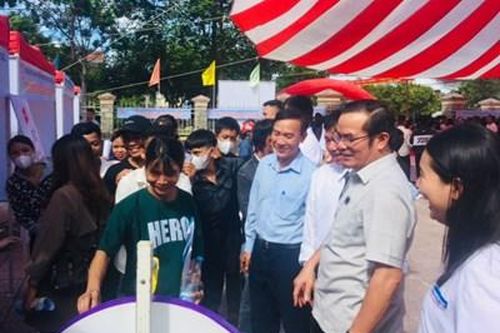 Các công ty, doanh nghiệp tham gia tuyển dụng lao động, tư vấn hướng nghiệp tại A Lưới