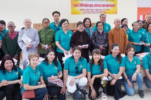 Ban Từ thiện xã hội GHPGVN TP.HCM tặng 500 phần quà đến đồng bào tại Gia Lai