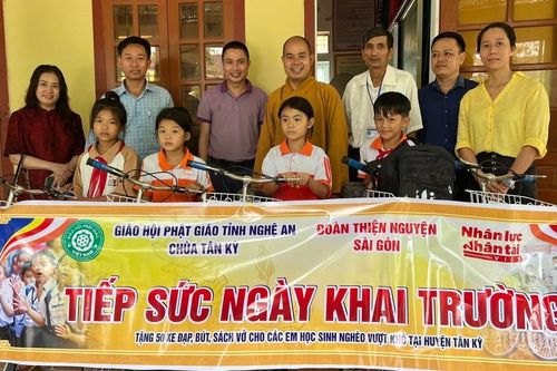 Trao tặng học bổng, quà 'Tiếp sức ngày khai trường'