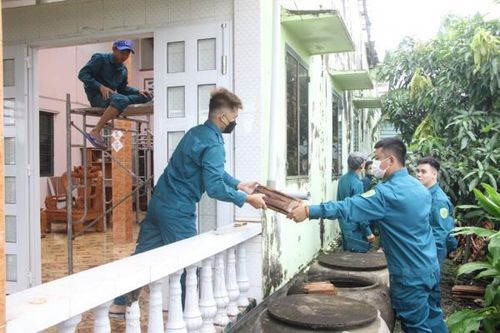 Hơn 170 căn nhà bị tốc mái trong cơn mưa lớn kèm giông lốc ở Long An