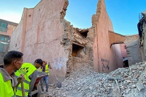 Người dân Maroc xếp hàng hiến máu, hơn 800 người chết vì động đất