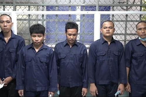 Tranh giành địa bàn rút hầm cầu, dùng xà beng tấn công đối thủ