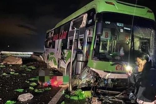Xe khách lao vào dải phân cách trên cao tốc, 1 người văng ra ngoài tử vong