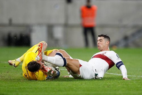 Ronaldo 'đạp' vào mặt đồng đội cũ