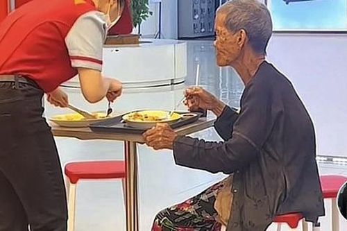 Cụ bà bán vé số vào gọi món, hành động của nhân viên quán hút hơn 5 triệu lượt theo dõi