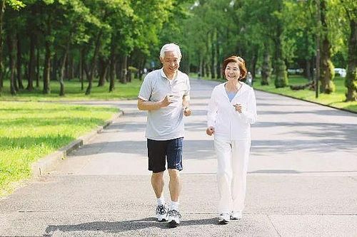 Người cao tuổi có nên đi bộ nhanh, đi bao nhiêu thì đủ?