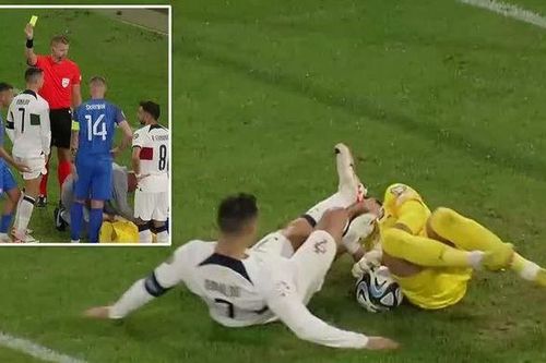 Ronaldo chỉ vô tình đá vào mặt Dubravka