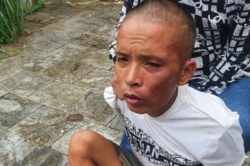 Nửa đêm gã đàn ông đạp xe đi trộm cắp ôtô