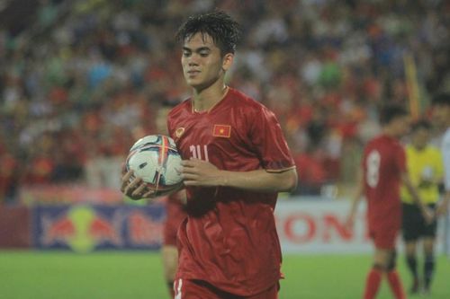 VIDEO Khuất Văn Khang an ủi U23 Yemen, ký tặng fan nhí ngay trên sân