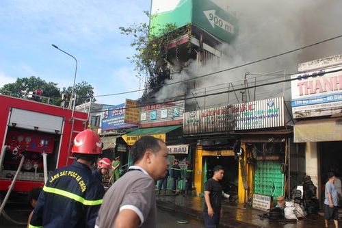 Cháy 2 cửa hàng bán phụ tùng ô-tô tại Đồng Nai