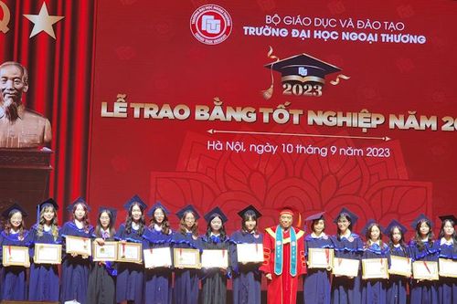 Trường đại học Ngoại thương trao bằng tốt nghiệp và tuyên dương các thủ khoa xuất sắc