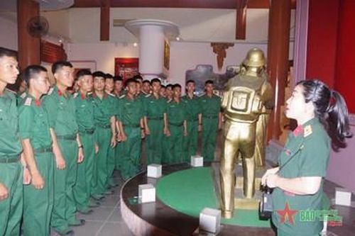 Lữ đoàn Tăng thiết giáp 206 (Quân khu 4): Đa dạng hình thức, tích cực học tập giáo dục chính trị