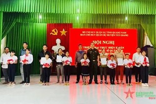 Ban CHQS huyện Tây Giang: Nâng bước các em nhỏ tới trường